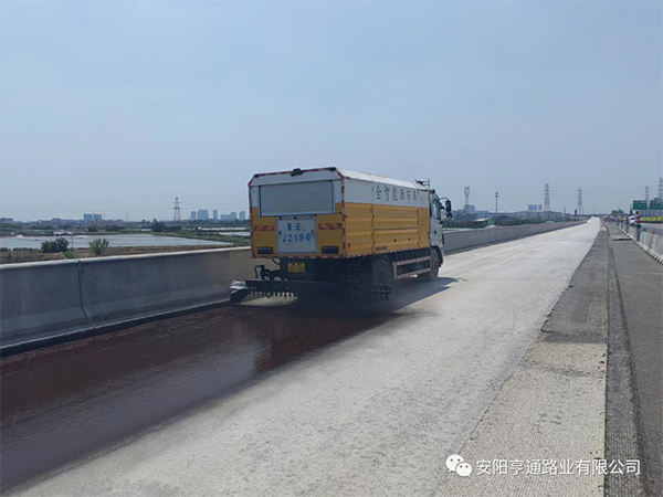 熱烈祝賀我司中江高速稀漿封層、透層試驗(yàn)段成功