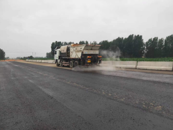 祝賀我司平頂山外環(huán)項目透層、稀漿封層試驗段完成