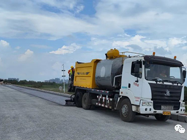 熱烈祝賀我司鶴港高速封層、透層試驗(yàn)段成功