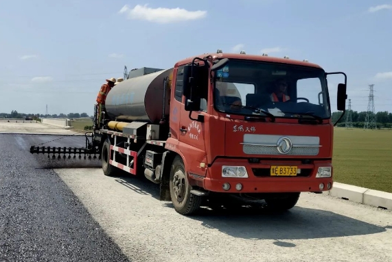 許信高速透層、封層和瀝青下面層試驗(yàn)段攤鋪圓 滿成功